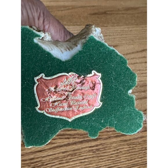 Hand Painted Bird Figurine With Berries By Staffordshire England Bird Lovers - Picture 5 of 9